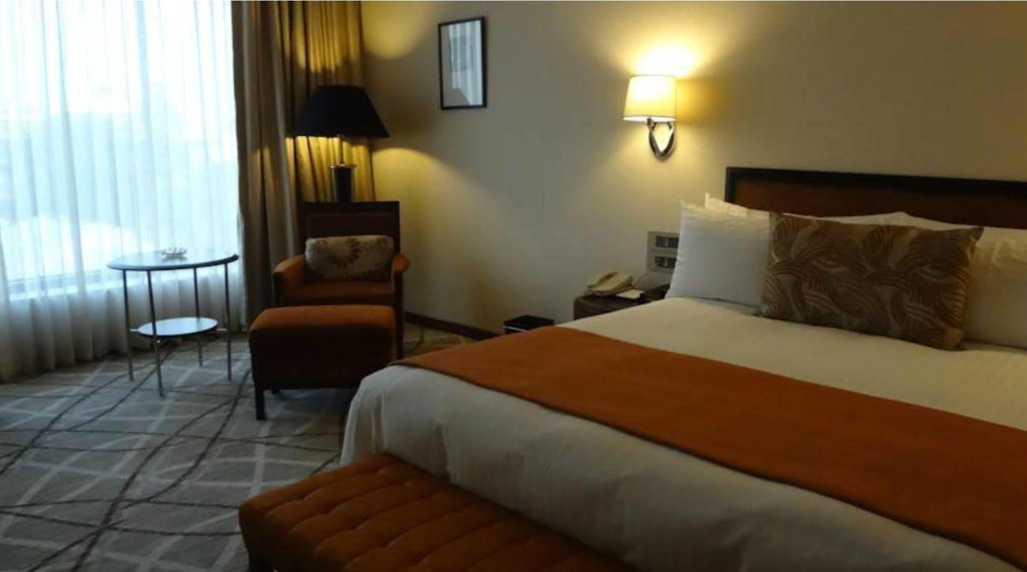 Hotel Marine Plaza Мумбай Екстериор снимка
