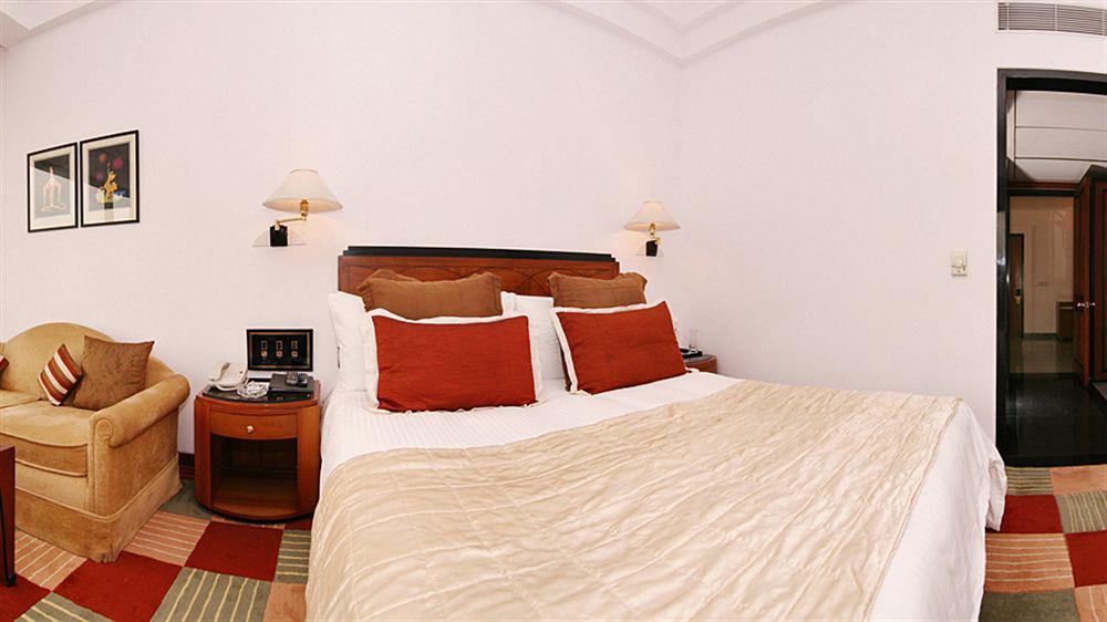 Hotel Marine Plaza Мумбай Екстериор снимка